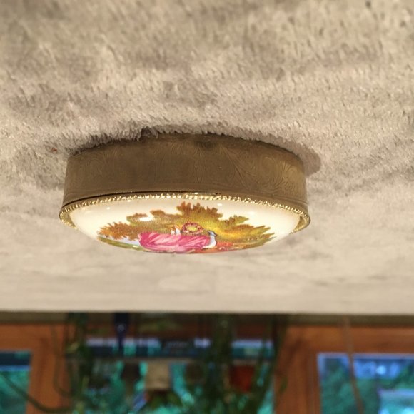 VINTAGE FRAGONARD LIMOGES COURTING COUPLE PILL BOX AND A MINIATURE VASE - Picture 5 of 13